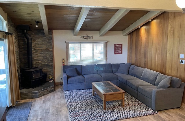 Modern Mountain 4 bedrooms On Ski/Town Shuttle loop