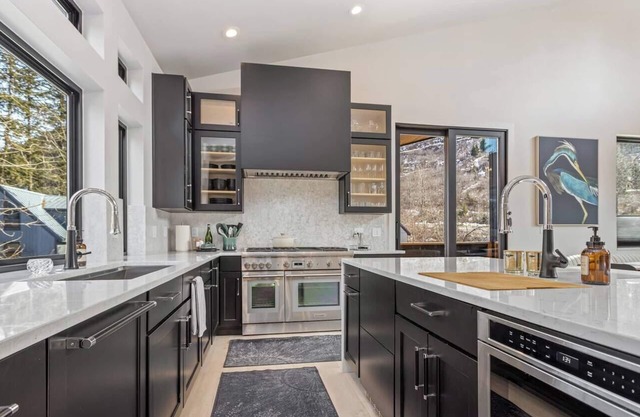 Modern Mountainside Chalet - Escape to Girdwood