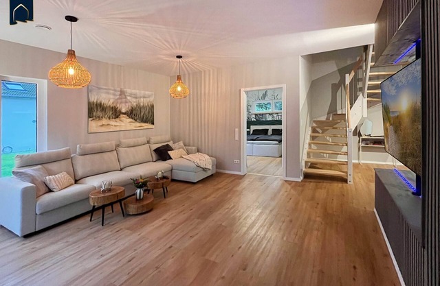 Modern natural idyll: Spacious vacation home near the Karnin lift bridge for 10 guests.