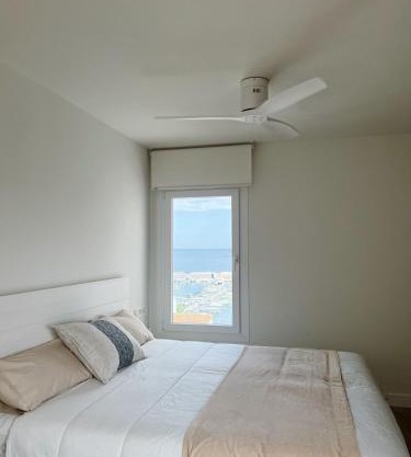 Modern new apartment, sea view and private parking