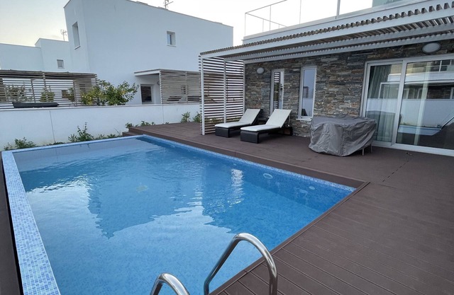 Modern new build villa, walking distance to the beach