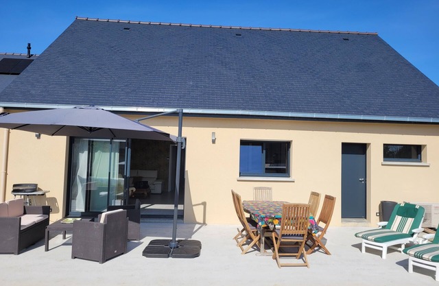Modern, new single-storey villa close to the sea