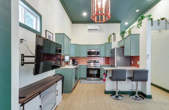 Modern, newly renovated 2-bedroom house in the Medical District