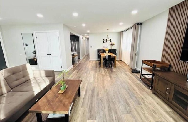 Modern Oak Park Getaway 3BR 2BA with Yard, 20 mins to Chicago Loop, near Train