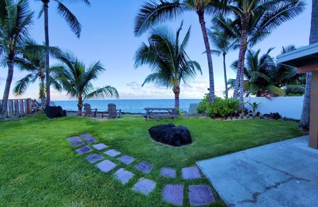 Modern Oceanfront North Shore House, w/AC & volleyball net, near Kualoa Ranch