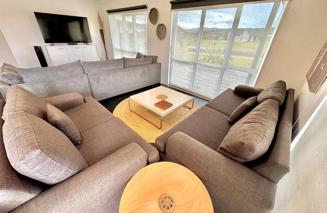 Modern, open plan & spacious. Walk to Estuary. Perfect for families & friends.