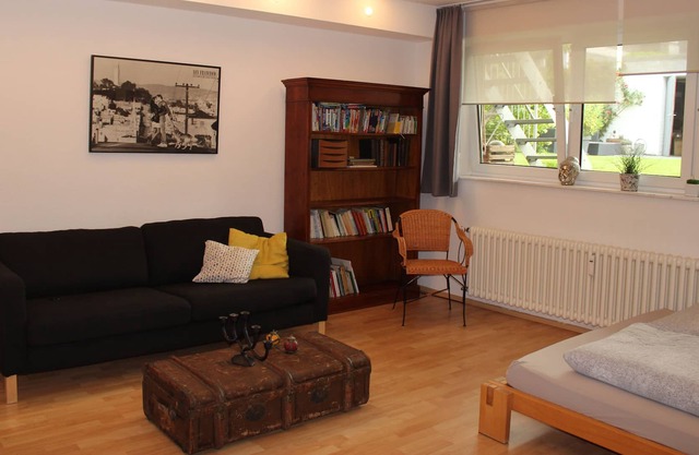 Modern, quiet apartment with garden view