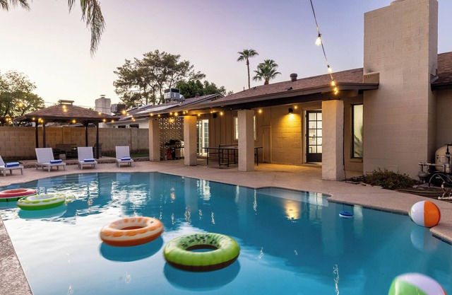 Modern Ranch w/Pool, Putt-Putt, Arcade & Sleeps 14 – Perfect for Families!