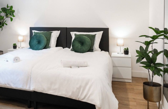 Modern retreat with parking, high-speed WiFi, and cozy interiors near local dining.