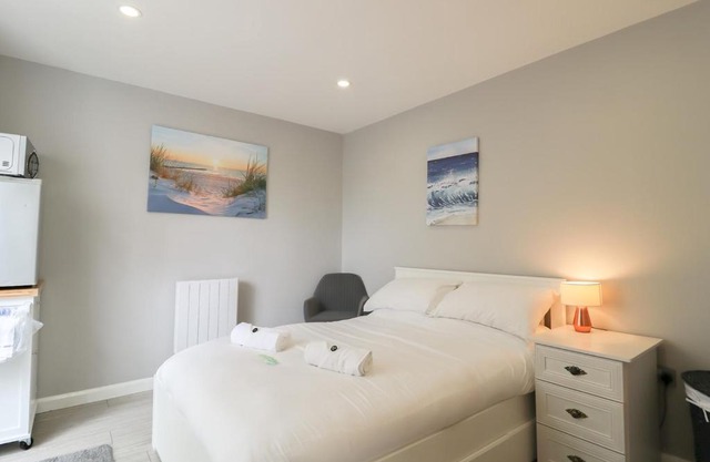 Modern Room with Private Outdoor space Pass The Keys