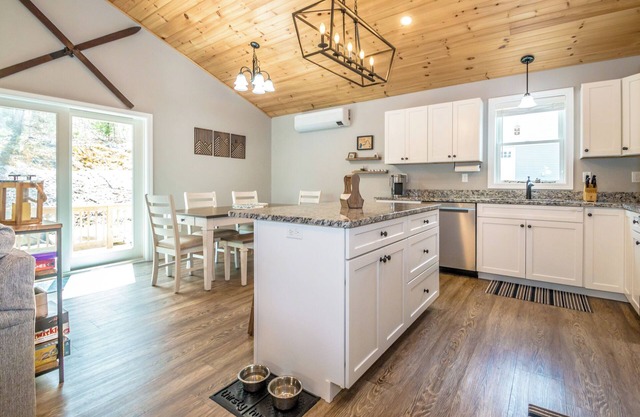 Modern/rustic 4-bedroom house in Conway, NH with AC, hot tub & all conveniences.