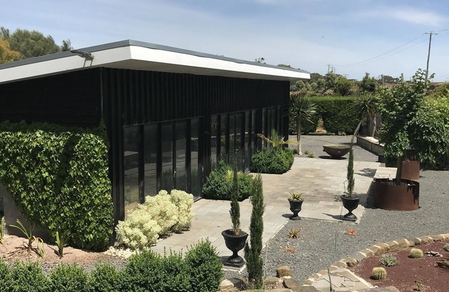 Modern rustic house in garden setting-5mins from Warrnambool.