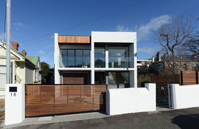 Modern Sandy Bay Apt - Close to Salamanca & CBD