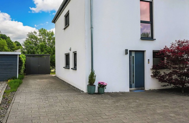 Modern semi-detached house with XXL parking space, bike storage and garden near Trier