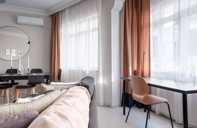 Modern Spacious Flat w Balcony 5 min to Taksim