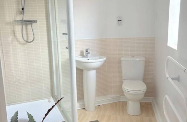 Modern, Spotless Flat Near M4,Free Parking & Wi-Fi