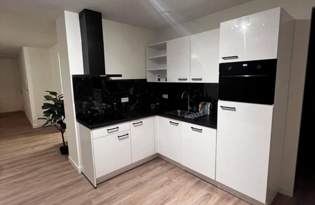 Modern stay with parking, WiFi, and a full kitchen near Goirle’s shops and scenic trails.