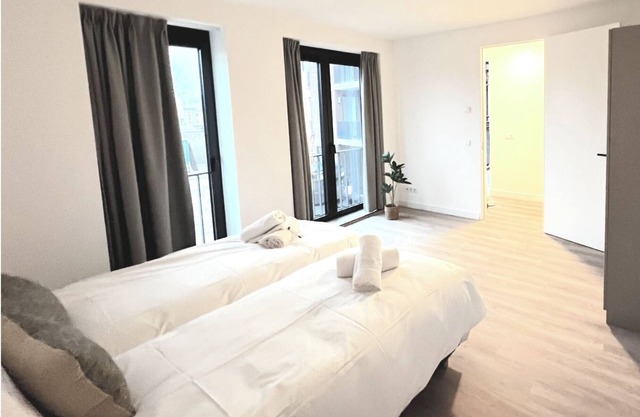 Modern stay with parking, high-speed WiFi, and a cozy ambiance near Tilburg. Sleeps four guests.