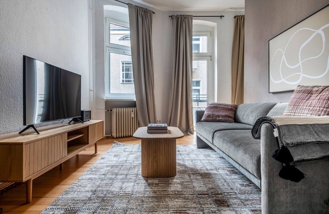 Modern Steglitz Studio, Completely Furnished & Decorated, by Blueground