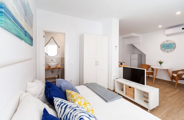 Modern Studio Apartment "Luna" In City Centre Close to Beach with Air Conditioning