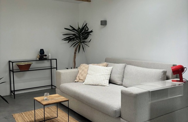 Modern studio with en-suite bathroom & top connections