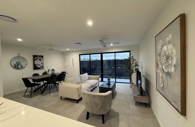 Modern Townhome in Hope Island