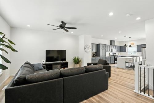 Modern Townhome Retreat in Prime Location townhouse