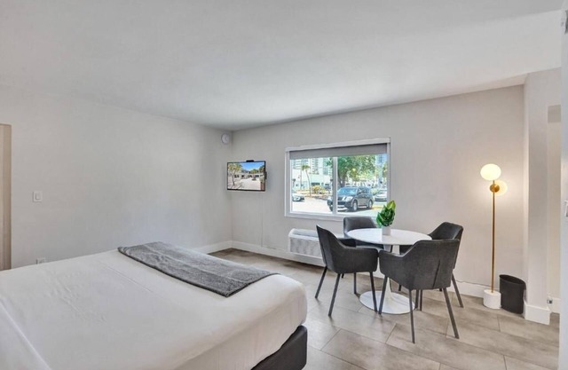 Modern Unit with Relaxing Vibes – Explore Fort Lauderdale’s Scenic Coast