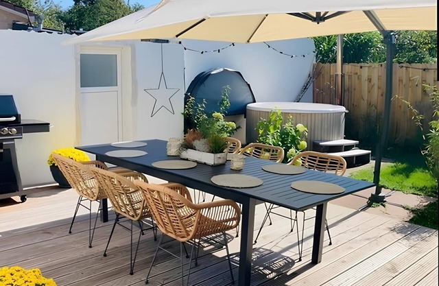 Modern vacation home with sauna and hot tub for families with children + friends