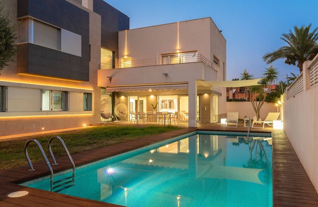 Modern villa with private pool 5 min from the beach
