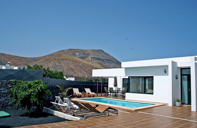 Modern villa with private pool, 1Gb, 15 min from beaches and Timanfaya