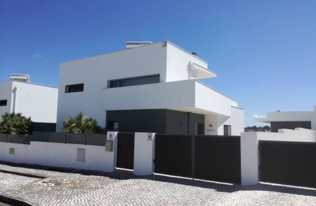 Modern villa with swimming pool and terrace, near the Bay of Obidos