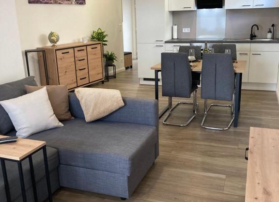 Moderne Ferienwohnung mit Balkon