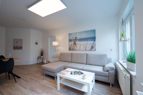 Moderne FeWo "Waldgeflüster" mit großzügiger Sonnenterrasse, Strandkorb, Weber-Grill und Garten, Nähe Koblenz, Festung Ehrenbreitstein, Burgen, Bad Ems, Montabaur, Lahnstein, Wandern, Radfahren