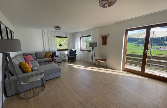 Moderne grosszügige Wohnung "Tal und Tanne" mit Blick ins Tal und auf die Berge.