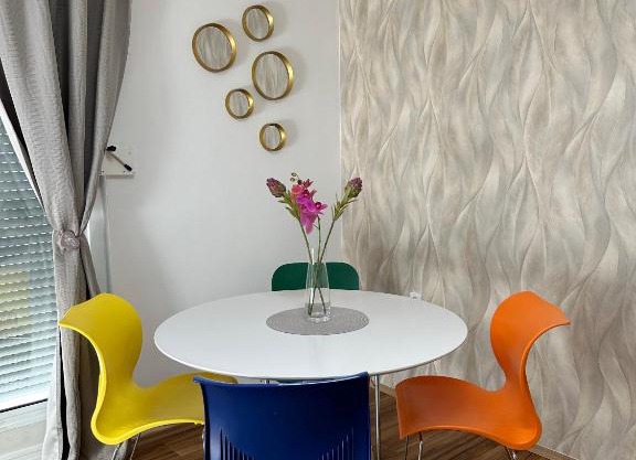 Moderne Wohnung mit 2 Balkonen, Self check-in, Parking