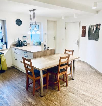 Moderne Wohnung mit großer Küche und Bad