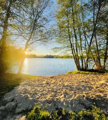 Modernes Ferienhaus mit 4 separaten Appartements, je mit vollausgestatteter Küchenzeile und eigenem Bad, 2 Gehminuten zum Badesee, Garten, Grillplatz, Kinderspielbereich, Hunde sind willkommen