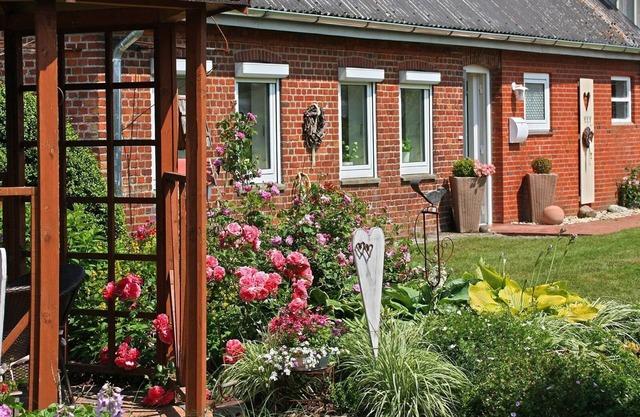 Modernes, Gemütliches Doppelhaus mit Großem Garten und Kaminofen im Schönen Nordfriesland. Wunderbar für Paare und Familien Geeignet, die Sich Abseits des Alltagstrubels Eine Auszeit Gönnen Möchten. Gern Sind Auch Haustiere Willkommen!