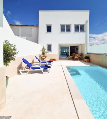 Modernes Haus mit spektakulärem Meerblick und Pool