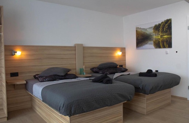 Modernes Studio mit großem Balkon, vollausgestatteter Küche und idealem Arbeitsplatz für Home Office