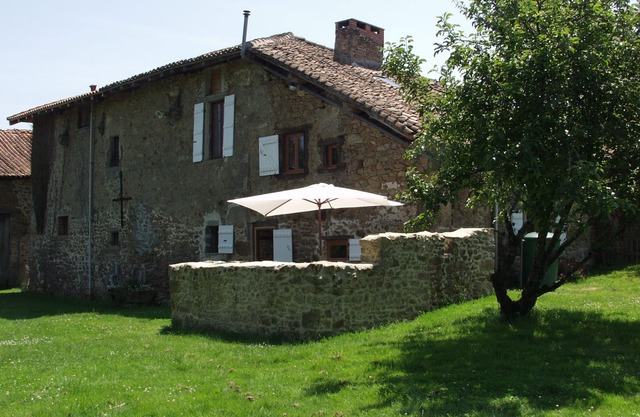 Modernised Farmhouse, Three Bedrooms, Quiet Secluded Garden, Wifi and Pet