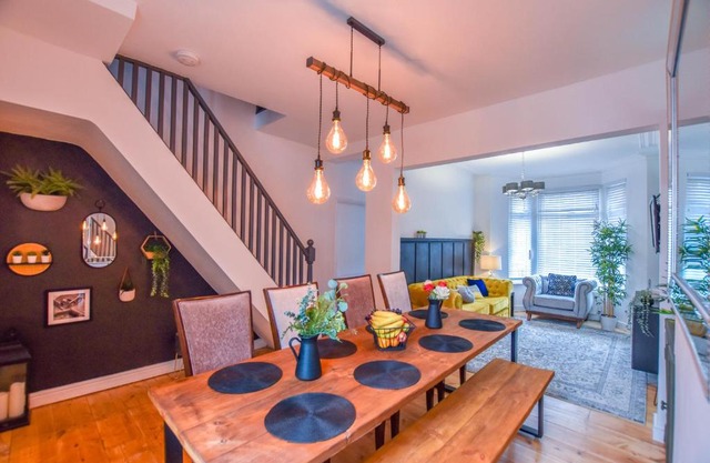 Modernistic 4-bedroom home close to City Centre