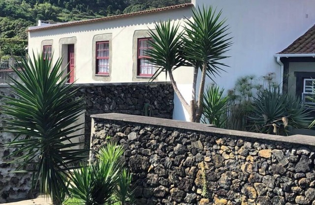 Modernly Equipped Country House, 5 minutes from Natural Swimming Pools