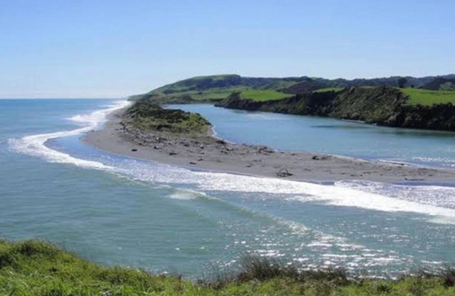 MOKAU 'Number One' Bach situated 5 minutes drive from Mokau 1 Briscoe st Awakino