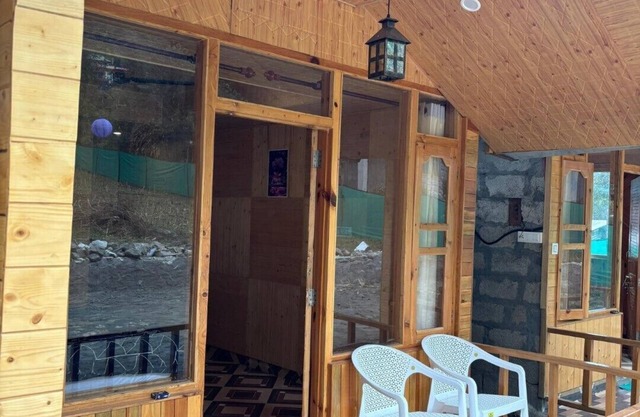 Moksha Cafe & Cottages: Your peaceful escape with stunning Kasol views!" 2