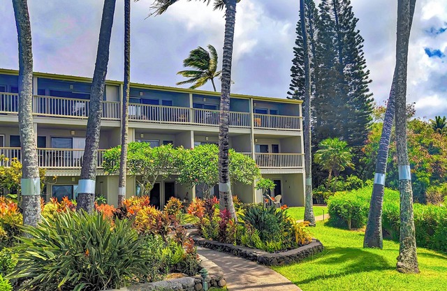 MOLOKAI ISLAND Two Bedroom Oceanfront Top End Unit!