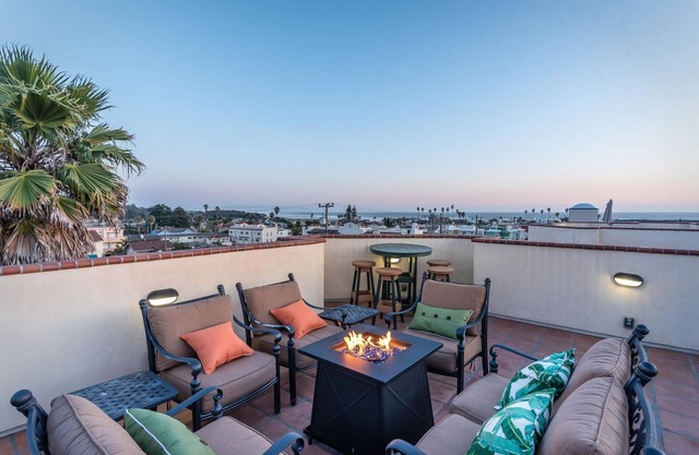 Monarch Villa - Luxury Condo, Ocean View, Rooftop Living with fire table/Bbq