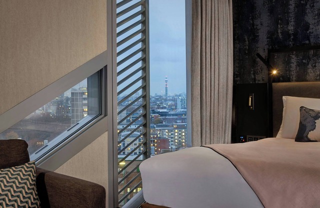 Montcalm East, Autograph Collection