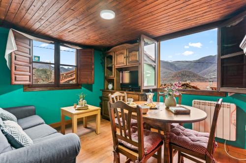 Montegrande rodeado de montañas